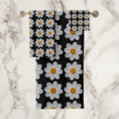 White Dahlia Floral Pattern on Black Bad Handdoek
