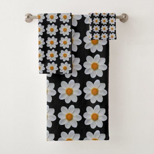White Dahlia Floral Pattern on Black Bad Handdoek (Insitu)