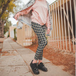 White Dahlia Floral Pattern on Black Leggings<br><div class="desc">Stretchy,  fashionable leggings die het foto-afbeelding van een eenvoudige,  witte Dahlia bloem met geel centrum op een zwarte achtergrond kenmerken en in een herhalend patroon worden gedrukt. Een leuk,  floreel ontwerp! Selecteer de grootte van je leggings.</div>