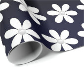 White Daisies and Pearls on Black Cadeaupapier (Rol Hoek)