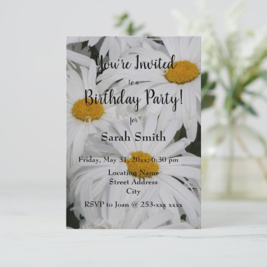 White Daisies Floral Birthday Party Kaart (Staand voorkant)
