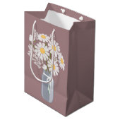 White Daisies Mason Jar over Rosy Brown Medium Cadeauzakje (Voorkant Gekanteld)