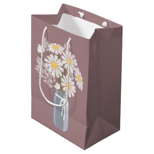 White Daisies Mason Jar over Rosy Brown Medium Cadeauzakje (Voorkant Gekanteld)