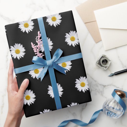 White Daisies on Black Cadeaupapier (Geschenken)