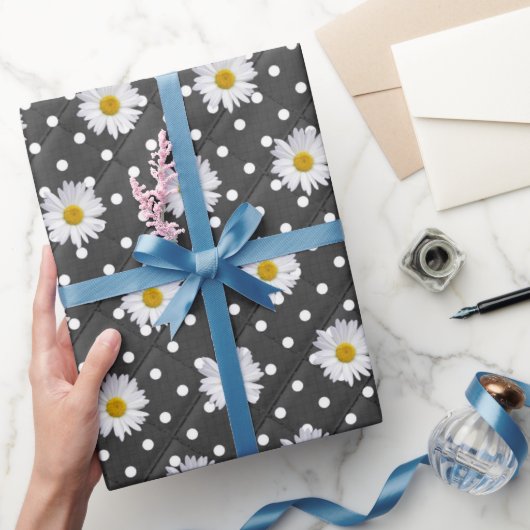 White Daisies on Polka Dots Cadeaupapier (Geschenken)