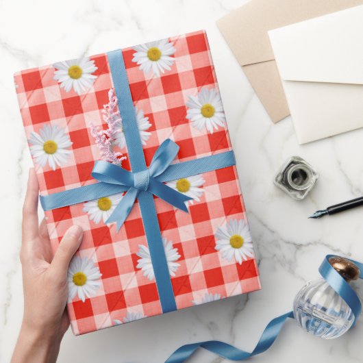 White Daisies on Red and White Gingham Cadeaupapier (Geschenken)