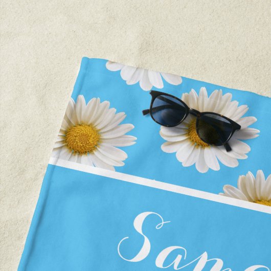 White Daisies on Sky Blue Personalized Beach Towel Strandlaken (In situ)