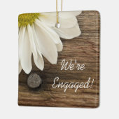 White Daisy and Barn Wood Country Verloving Keramisch Ornament (Links)