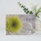 White Daisy and Pearls Wedding RSVP Reply Kaart (Staand voorkant)