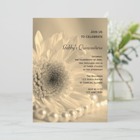 White Daisy en Pearl Quinceañera Party Invitation Kaart (Staand voorkant)