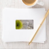 White Daisy en Pearls Wedding Favor Label (Insitu)