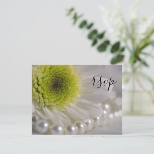 White Daisy en Pearls Wedding RSVP Kaartje (Staand voorkant)