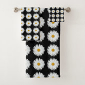 White Daisy Floral Pattern on Black Bad Handdoek (Insitu)