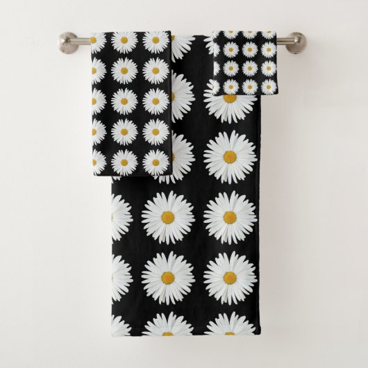 White Daisy Floral Pattern on Black Bad Handdoek (Insitu)