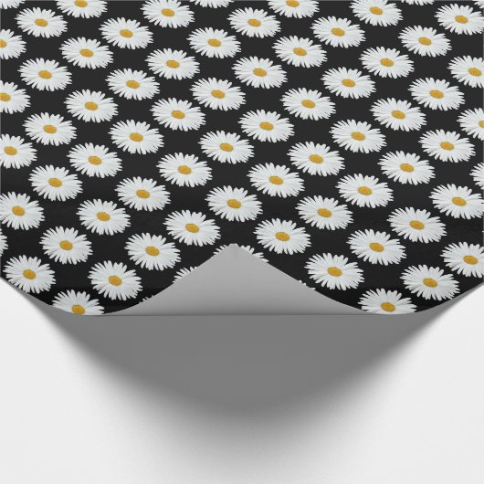 White Daisy Floral Pattern on Black Cadeaupapier (Hoek)