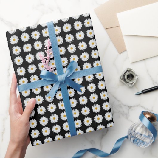 White Daisy Floral Pattern on Black Cadeaupapier (Geschenken)