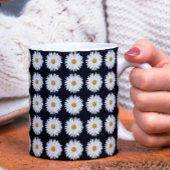 White Daisy Floral Pattern on Black Koffiemok