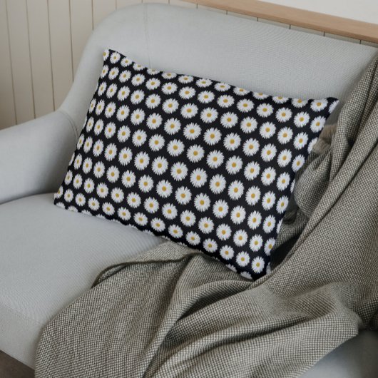 White Daisy Floral Pattern on Black Kussensloop