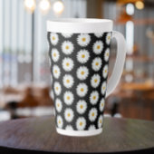 White Daisy Floral Pattern on Black Latte Mok