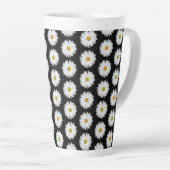 White Daisy Floral Pattern on Black Latte Mok (Rechterhoek)