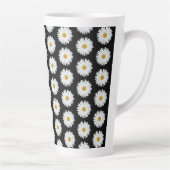 White Daisy Floral Pattern on Black Latte Mok (Rechts)