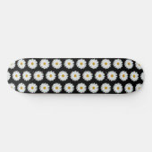 White Daisy Floral Pattern on Black Persoonlijk Skateboard (Horizontaal)