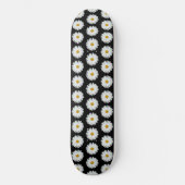 White Daisy Floral Pattern on Black Persoonlijk Skateboard (Voorkant)