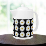 White Daisy Floral Pattern on Black Theepot<br><div class="desc">Witte keramische theepot met deksel dat het afbeelding van een ,  witte Daisy-bloem op een zwarte achtergrond bevat en in een herhalingspatroon is afgedrukt. Een mooi,  bloemetjesontwerp!</div>