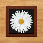 White Daisy Flower on Black Floral Cadeaudoosje<br><div class="desc">Winkel trinkets,  sieraden en andere kleine keepsakes in deze houten cadeaudoos met keramische tegel die op een zwarte achtergrond het foto-afbeelding van een ,  witte Daisy-bloem bevat. Een mooi,  bloemetjesontwerp! Selecteer de grootte en kleur van het cadeauvakje.</div>