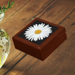 White Daisy Flower on Black Floral Cadeaudoosje<br><div class="desc">Winkel trinkets,  sieraden en andere kleine keepsakes in deze houten cadeaudoos met keramische tegel die op een zwarte achtergrond het foto-afbeelding van een ,  witte Daisy-bloem bevat. Een mooi,  bloemetjesontwerp! Selecteer de grootte en kleur van het cadeauvakje.</div>