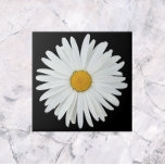 White Daisy Flower on Black Floral Tegeltje<br><div class="desc">Keramische tegels die voorzien zijn van het afbeelding van een ,  witte Daisy-bloem met een geel midden op een zwarte achtergrond. Een dramatisch,  bloemetjesontwerp! Selecteer de tegelgrootte. Maakt een geweldige keukentochtje!</div>