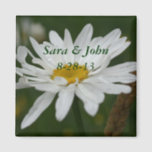 White Daisy Flower Wedding Favor Magnet<br><div class="desc">Mooie witte maaltijd met een lerende regendruppelfotografie door Susan bruiloft bevoordeelt koelkast magnet. Vul uw gegevens in in de sjabloon. Breng meer veranderingen in tekst en doopvontgrootte, stijl, en kleur door op aan te klikken aan. Neem contact met me op als je vragen of verzoeken hebt. Dit ontwerp is beschikbaar...</div>