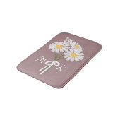 White Daisy Flowers Bouquet Monogram op donkerroze Badmat (Gekanteld)