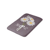 White Daisy Flowers Bouquet Monogram op Plum Badmat (Gekanteld)