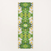 White Daisy Flowers op Green Leaves Mirrored Print Yogamat (Voorkant)