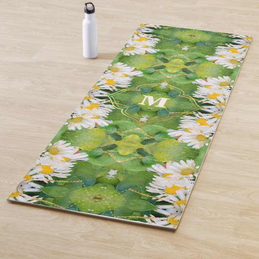 White Daisy Flowers op Green Leaves Mirrored Print Yogamat (In situ)