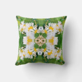 White Daisy Flowers op Green Leaves Sierkussen (Achterkant)