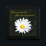 White Daisy Jubilea Trinket Box Cadeaudoosje<br><div class="desc">Deze aanpasbare juwelendoos heeft een felwitte Shasta-dagenbloem, en de uitdrukking "te hebben en te houden", die het een ideale trouwcadeaudoos zou maken voor het opslaan van een verrassingsverjaardagscadeau, of het het cadeau zou zijn voor je speciale persoon om waardevolle mementos of juwelen in te slaan. De tekst kan worden aangepast....</div>