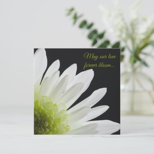 White Daisy on Black Wedding Invitation Kaart (Staand voorkant)