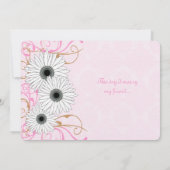 White Daisy on Pink Damask Wedding Invitation Kaart (Achterkant)