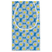 White Daisy Pattern on Blue Small Gift Bag Klein Cadeauzakje (Achterkant)