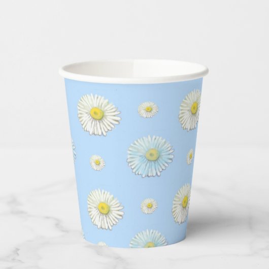 White Daisy Pattern on Light Blue Background Papieren Bekers (Links)