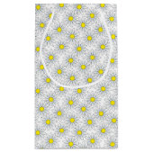 White Daisy Pattern on White Small Gift Bag Klein Cadeauzakje (Achterkant)