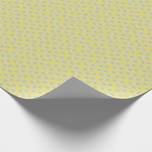 White Daisy Pattern on Yellow Wrapping Paper Cadeaupapier (Hoek)