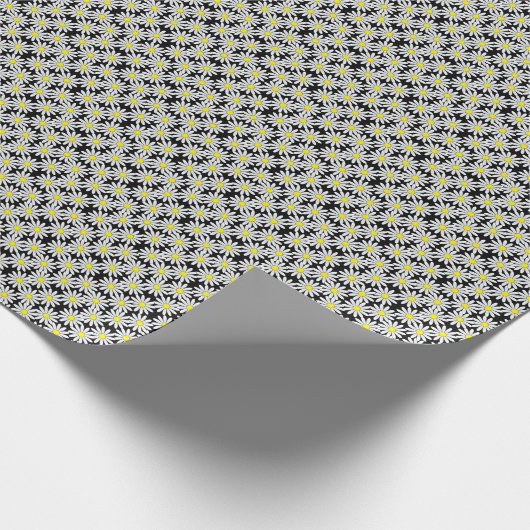 White Daisy Pattern op Black Wrapping Paper Cadeaupapier (Hoek)