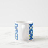 White Daisy Pattern op Bright Blue Espresso Kop (Achterkant)