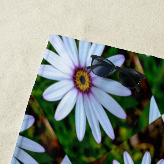 White Daisy Pattern Strandlaken (In situ)