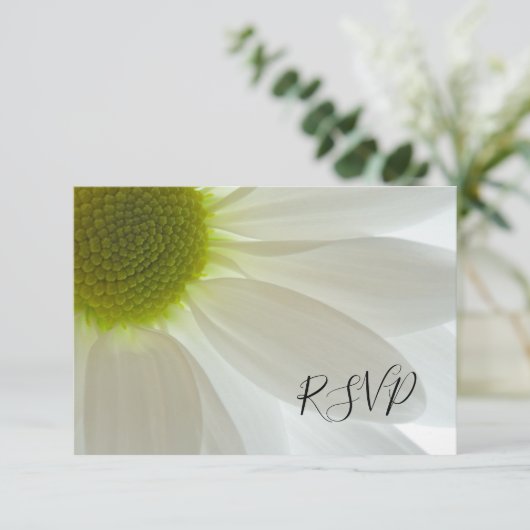 White Daisy Petals Wedding RSVP Response Kaart (Staand voorkant)