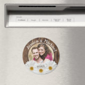 White Daisy Rustic Wood Photo Weduwnaar Save Date Magneet (Insitu (Vaatwasser))