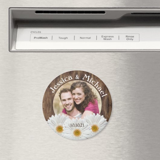 White Daisy Rustic Wood Photo Weduwnaar Save Date Magneet (Insitu (Vaatwasser))